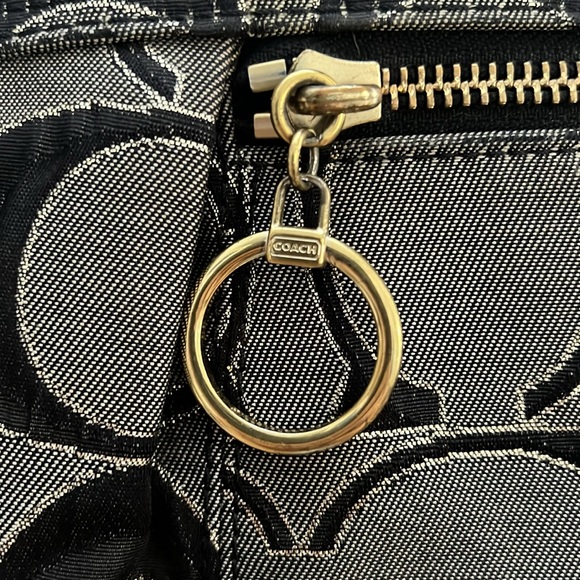 Coach Poppy large pop op zip close w/tag GUC - Picture 3 of 12